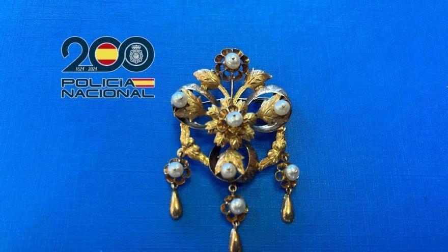 La Policía Nacional recupera el broche robado a la Virgen de la Encarnación de la hermandad de El Amor de Córdoba