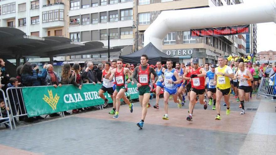 Salida de una edición anterior de la Media Maratón de Siero.