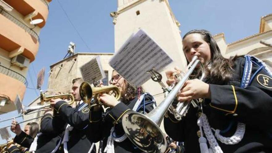 Un momento del certamen que se celebró ayer en la Plaza de España de Catral.