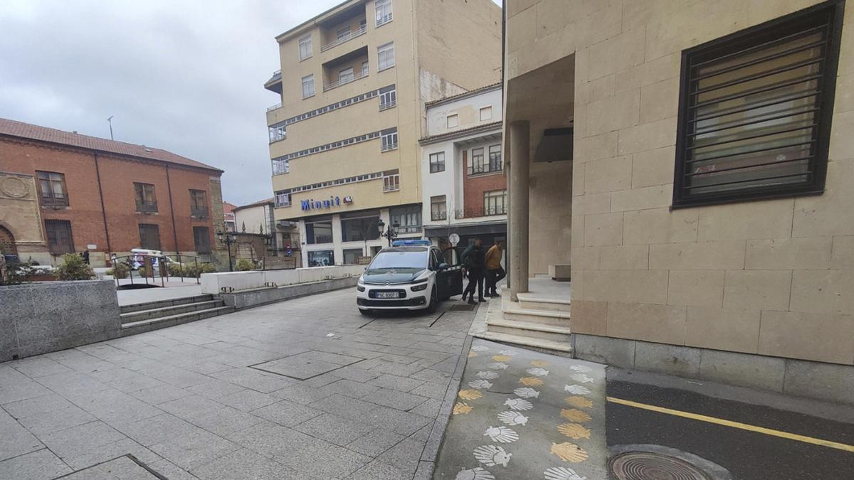 I. S., entrando en el juzgado hace un mes. Hoy ha pasado a disposición judicial de nuevo y ha quedado en libertad con cargos.