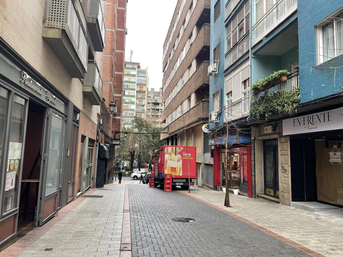 Los dos locales de Oquendo uno enfrente del otro