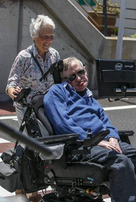 12/06/2016 CULTURA CIENCIA Llegada del físico Stephen Hawking al muelle de santa cruz en el crucero Britannia y  recibo por representantes del cabildo  puertos de tenerife y cámara de comercio para pasar un descanso en la isla y participar en el homenaje de STARMUS