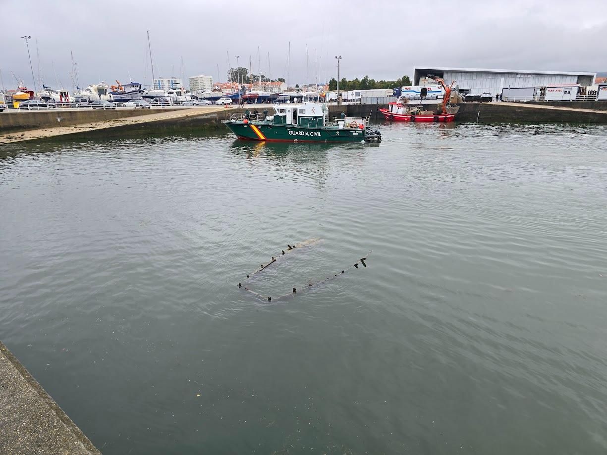 Los restos de una embarcación aparecida en Vilanova son solo un ejemplo del riesgo actual para la navegación, ya que tras los temporales aún qeudan muchos elementos a la deriva que pueden provocar accidentes marítimos.