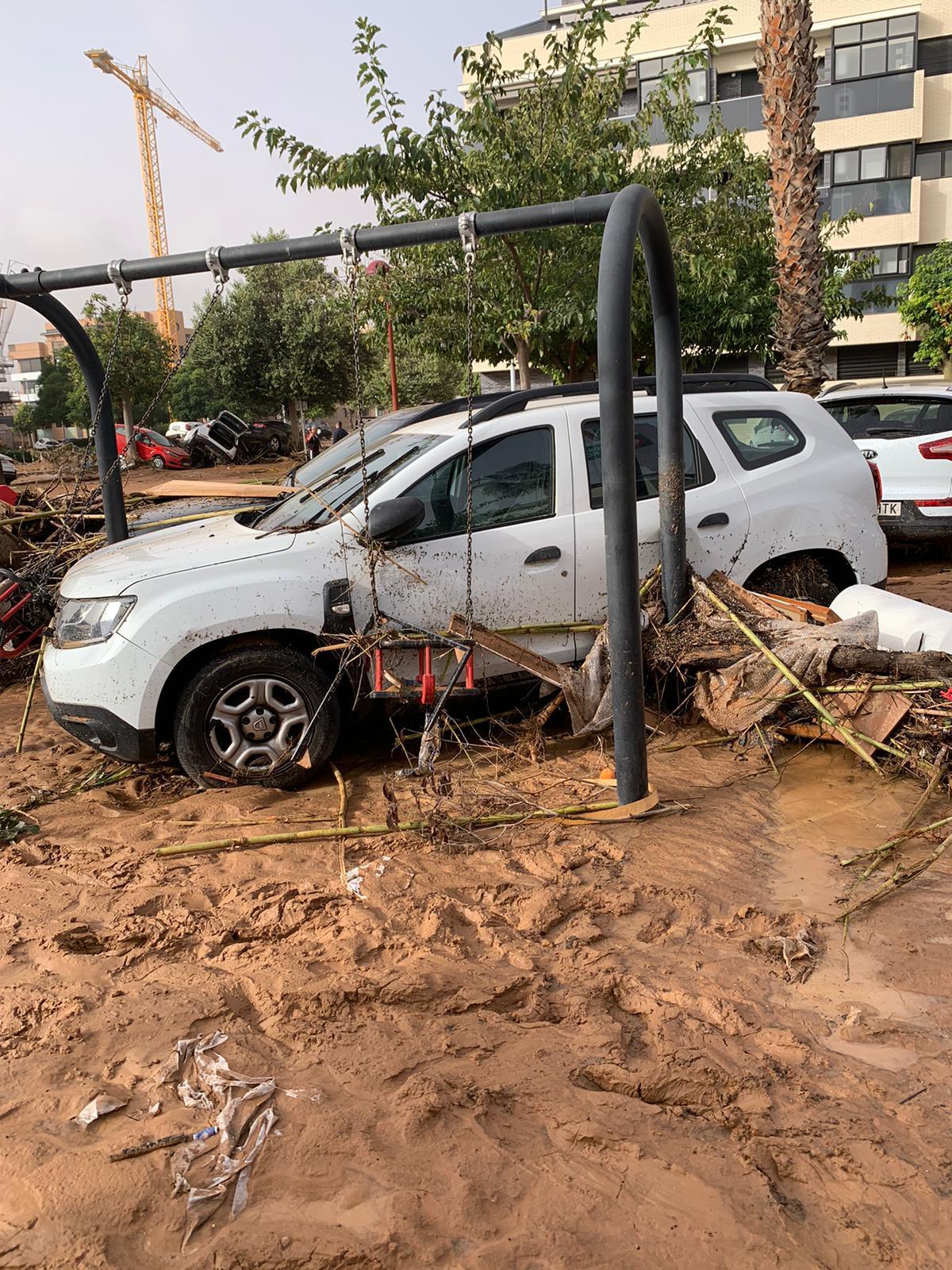 Coche en aparente buen estado, en un parque público.