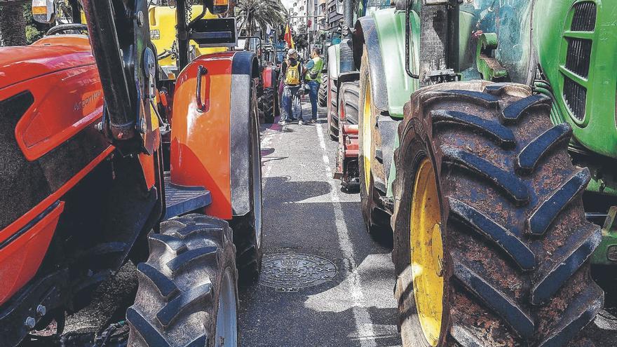 El campo tinerfeño ‘pasea’ sus tractores por la capital contra las políticas agrarias