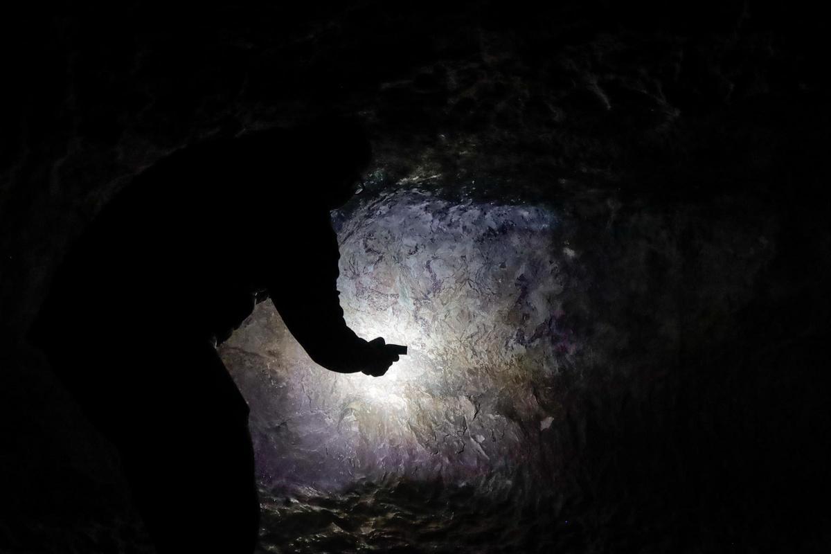 Imágenes de la visita nocturna a las pinturas rupestres de la Sarga