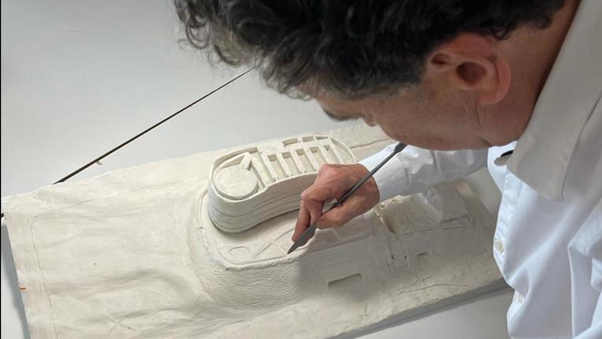 Fernando Menis trabajando en la maqueta de los Edificios de Servicios Esenciales.