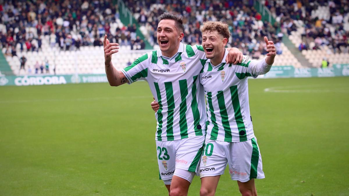 Carracedo y Simo celebran uno de los goles anotados por el Córdoba CF al Melilla, esta temporada.