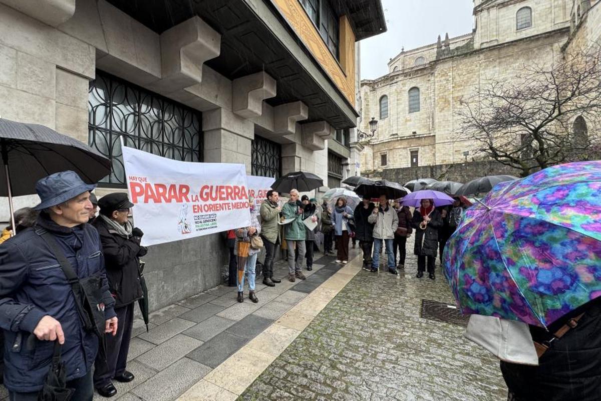 Concentración en Santander con el lema 'Hay que parar la guerra en Oriente Medio.