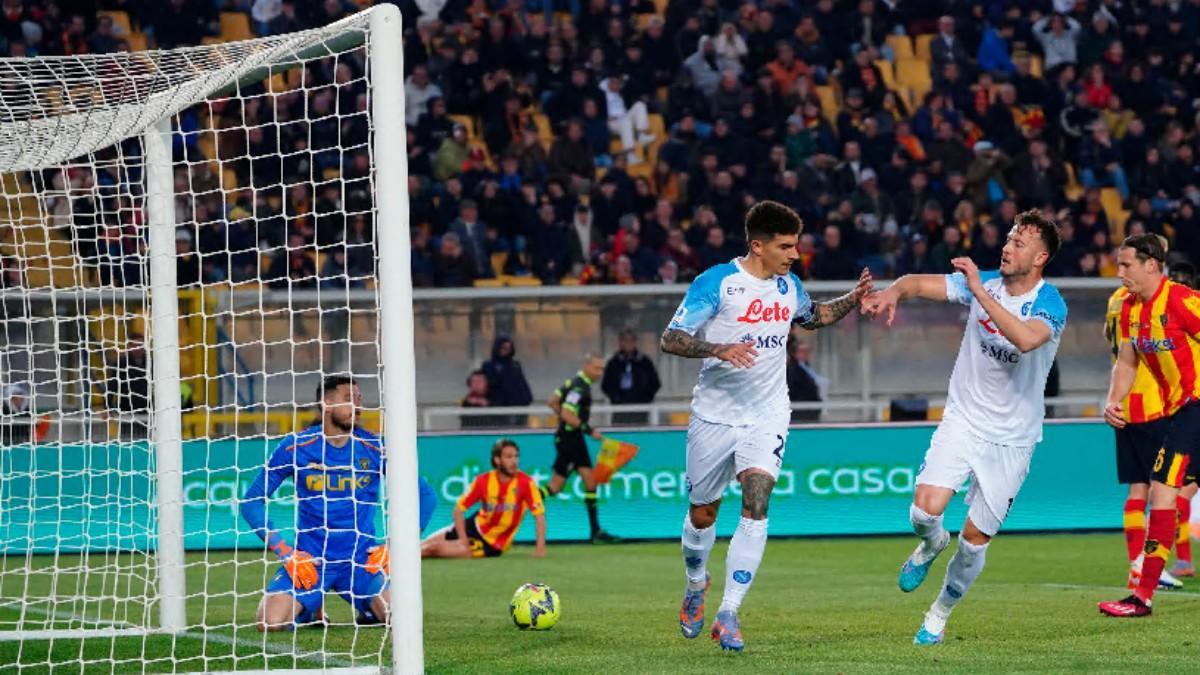 Di Lorenzo celebra junto a Rrahmani el gol ante el Lecce