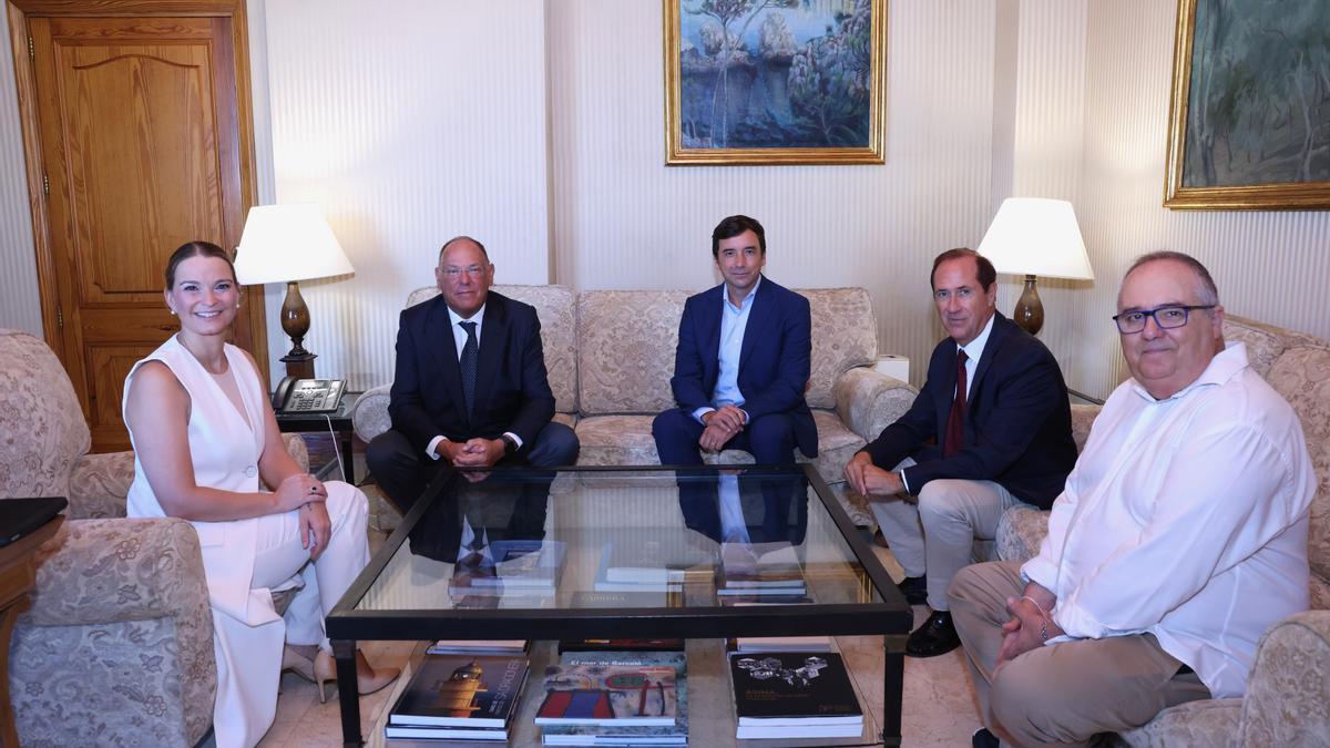 La presidenta Marga Prohens, el CEO de Trasmed, Ettore Morace, su director de Relaciones Institucionales, Miguel Pardo, y el conseller de la Mar, Juan Manuel Lafuente.