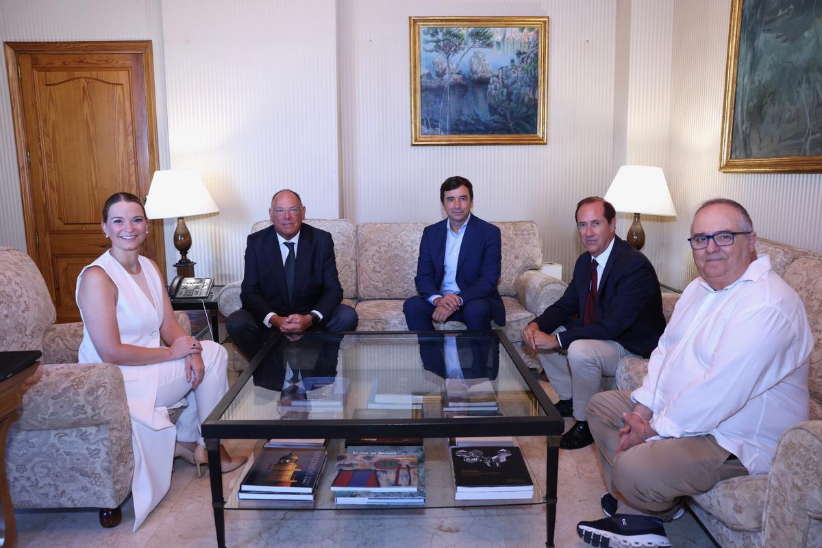 La presidenta Marga Prohens, el CEO de Trasmed, Ettore Morace, sudirector de Relaciones Institucionales, Miguel Pardo, y el conseller de la Mar, Juan Manuel Lafuente.