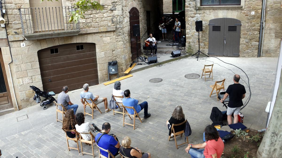 Pla obert de l&#039;actuació del grup Músic Trick a la plaça de Sant Joan de Solsona.