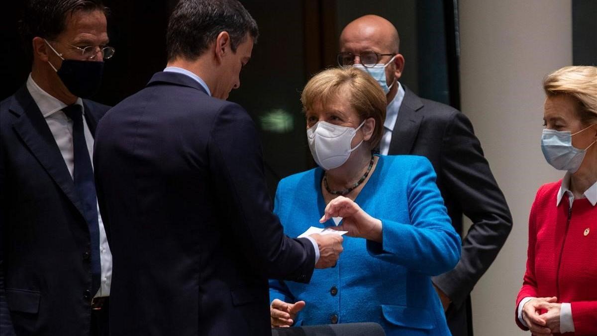 Merkel habla con Pedro Sanchez en la reunión del Consejo Europeo