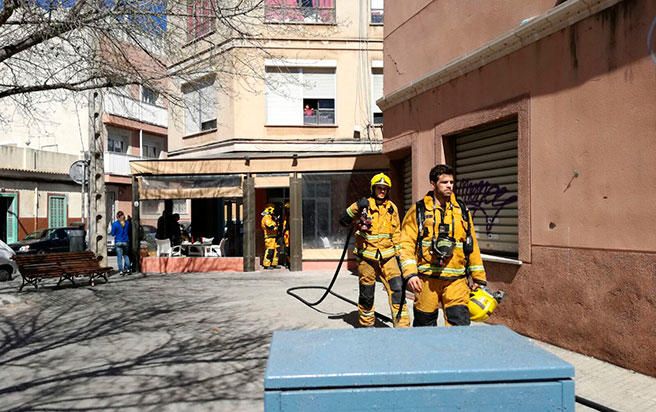 Los bomberos sofocan un incendio en un bar en Palma