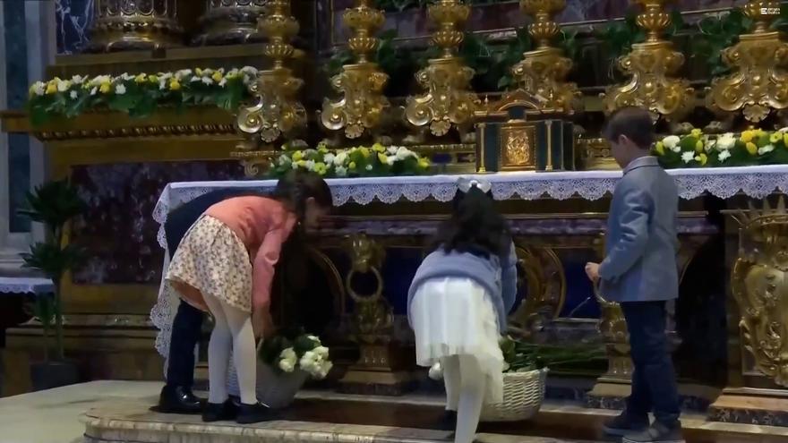 ¿Quiénes son los niños que han depositado rosas blancas en el altar de Santa María la Mayor en el funeral del papa Francisco?