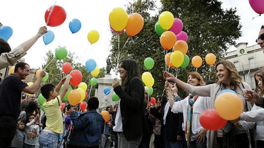 Diverses persones deixen anar globus de colors al cel en el primer espectacle del festival Ingràvid