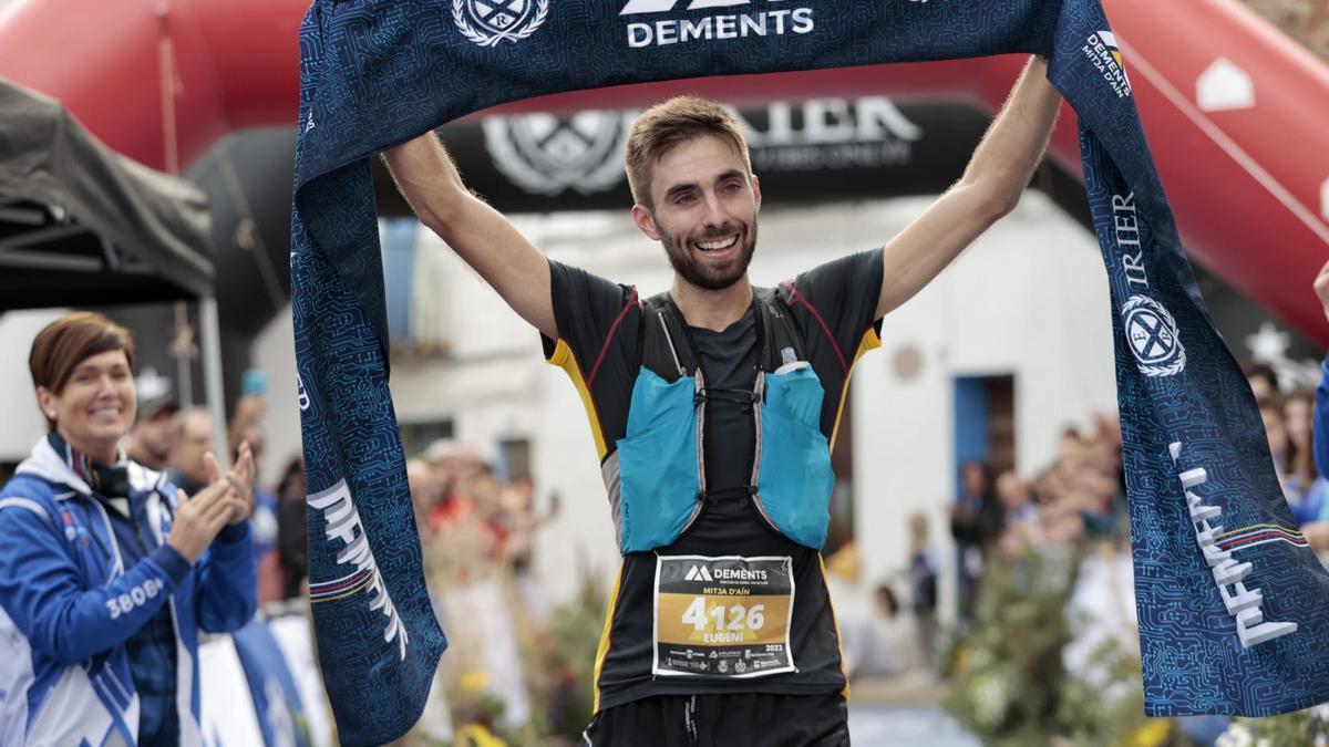 Eugeni Gil, el más rápido de la Mitja d'Ain, con el típico gesto victorioso.