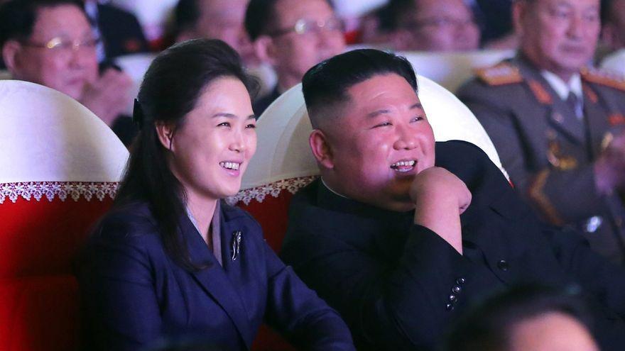 Junto a su esposa, Ri Sol Ju, en el teatro.