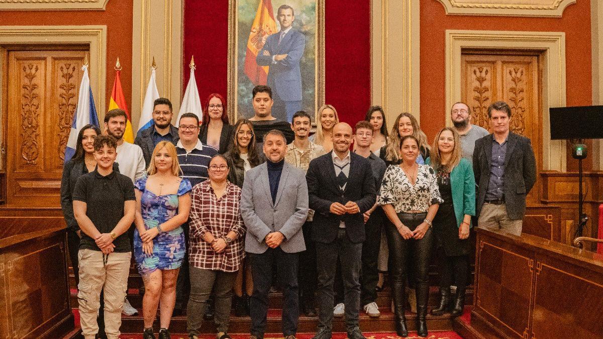 Los jóvenes que se han convertido en informadores turísticos posan junto al alcalde de Santa Cruz, el consejero delegado de la Sociedad de Desarrollo y profesores del curso.