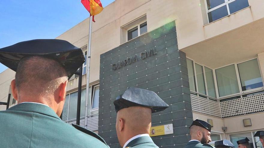 Agentes de la Guardia Civil durante un acto oficial en el patio exterior del cuartel de Can Sifre.