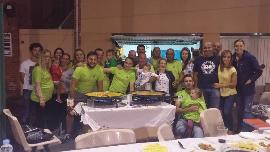 Los integrantes de la comisión de festejos, en la cena que celebraron tras las fiestas.