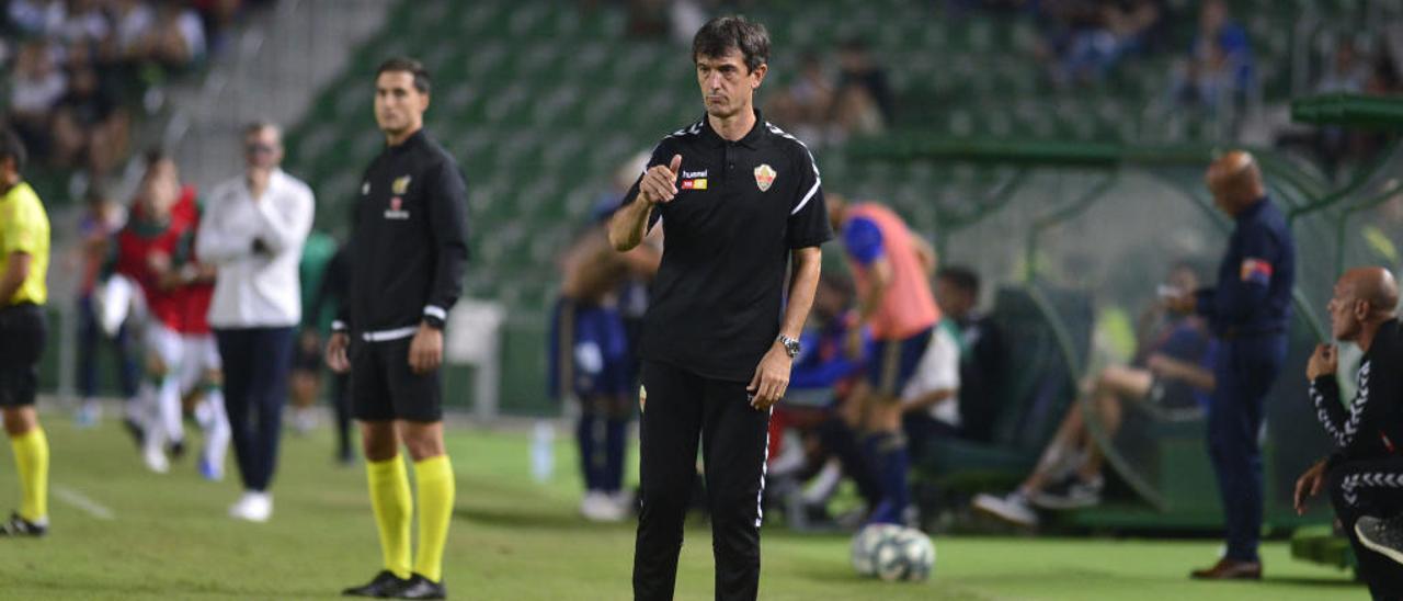 Pacheta, con el pulgar hacia arriba, durante el partido frente a la Ponferradina del sábado.