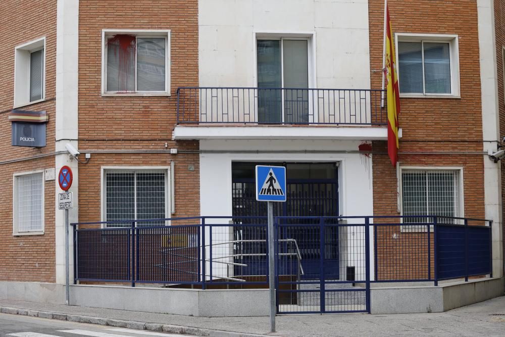 Llancen una bengala i pintura contra la comissaria de la policia nacional de Girona