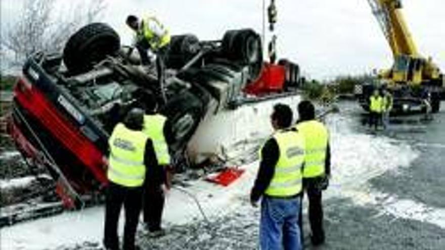 Un camion vierte en alicante 5.000 litros de gasoleo tras un accidente