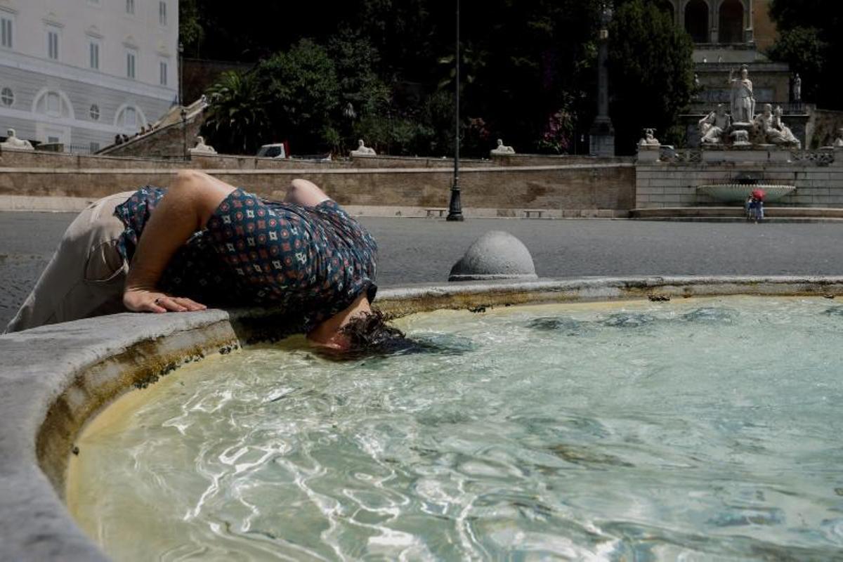 213 / 5.000 Resultados de traducción Resultado de traducción Una persona se refresca en la Piazza del Popolo, durante una ola de calor en Roma, Italia, 18 de julio de 2023.