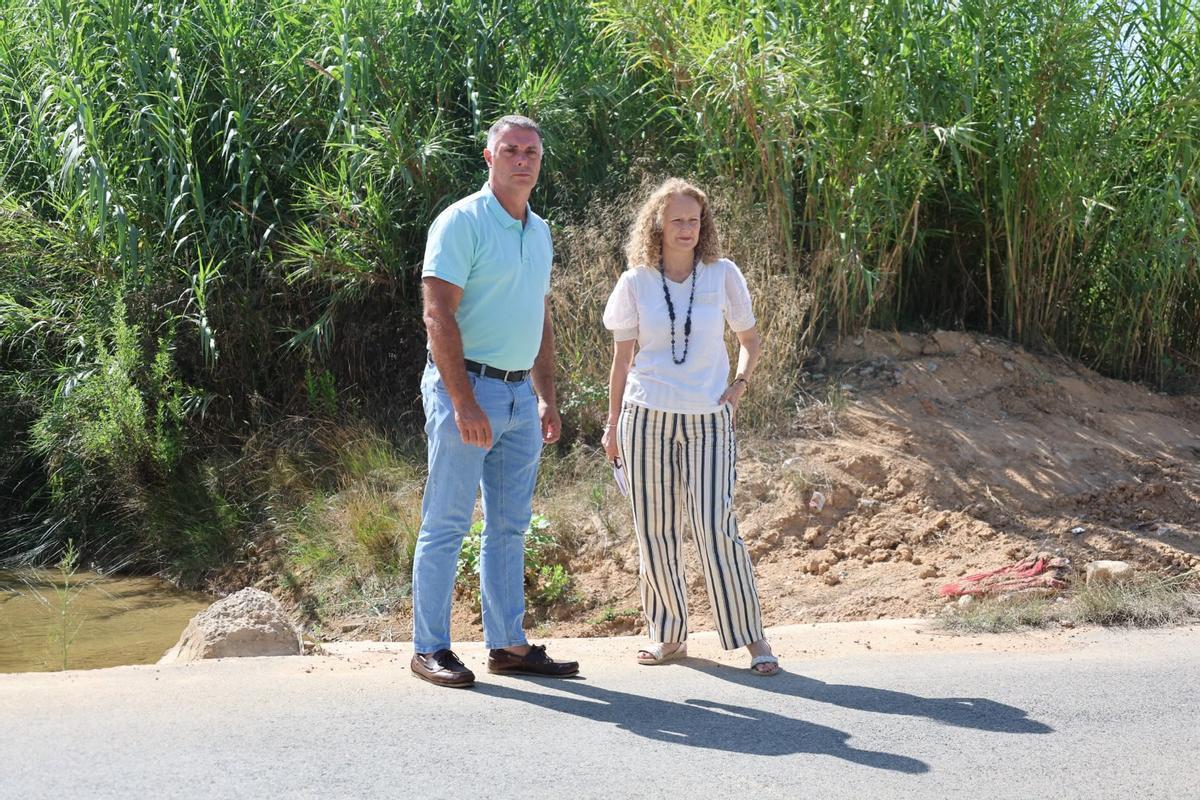 La alcaldesa Folgado y el edil Gozalvo durante la visita a uno de los pasos que se elevarán.