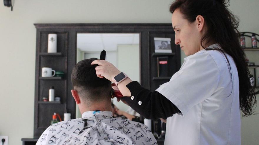 María José Cuenca abrió una barbería en Paniza en abril con la ayuda de Fedivalca.  | SERVICIO ESPECIAL