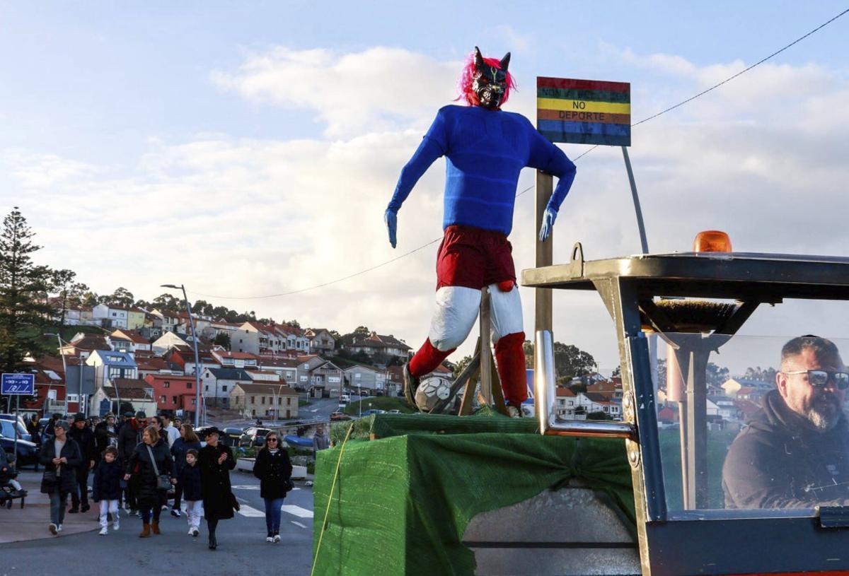 El monigote representaba la homofobia en el deporte.  | IÑAKI ABELLA