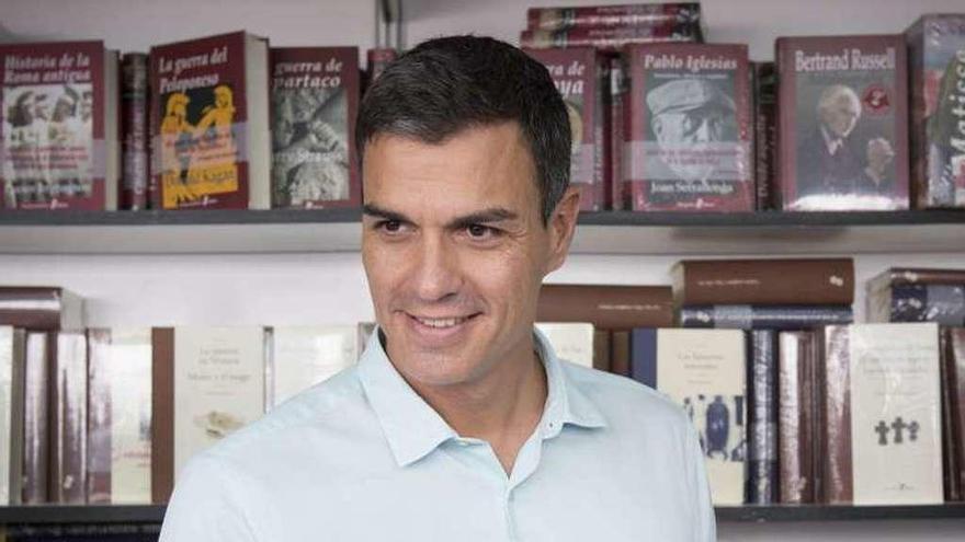 Sánchez posa en la Feria del Libro de Madrid. // Efe