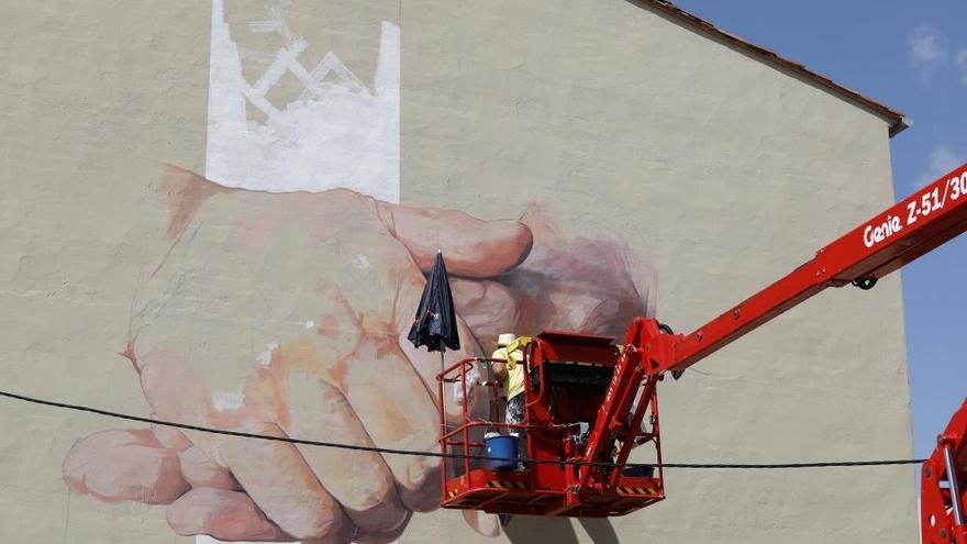 El mural d&#039;homenatge als pares dels germans Roca agafa forma