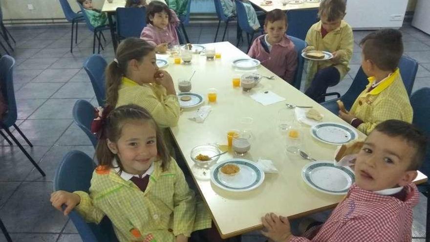 Alumnos del colegio Gloria Rodríguez, durante el desayuno en el comedor del colegio.