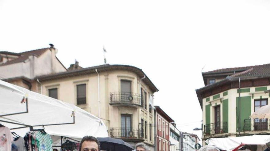 Zapico, Gil y Llamazares, durante su recorrido por Pola de Laviana.