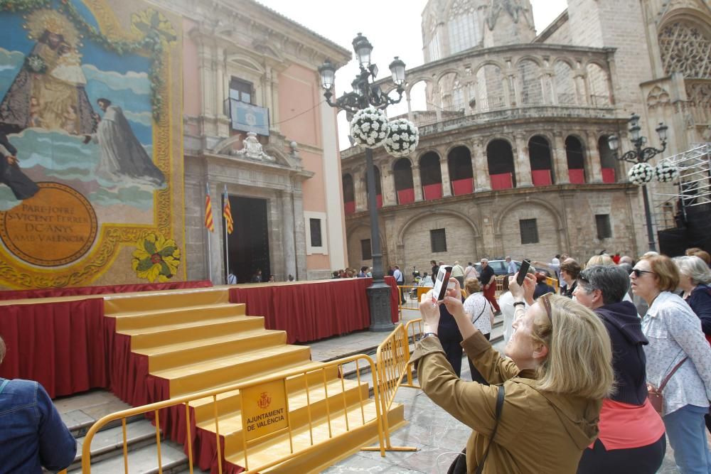 Numerosas personas acuden a la plaza de la Virgen de València para contemplar el tapiz floral