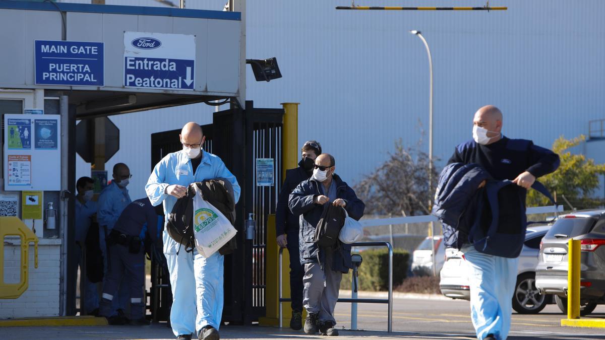 Empleados de Ford saliendo de la factoría en una imagen de archivo