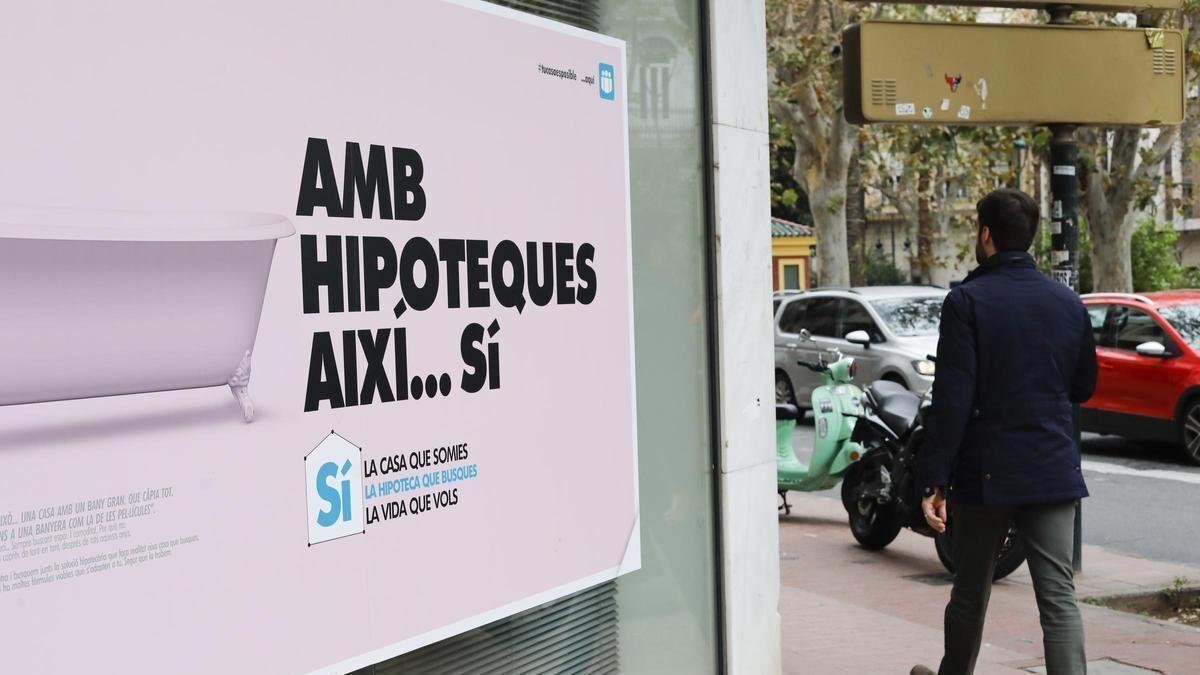 Oferta de hipoteca en una calle de València en una imagen de archivo