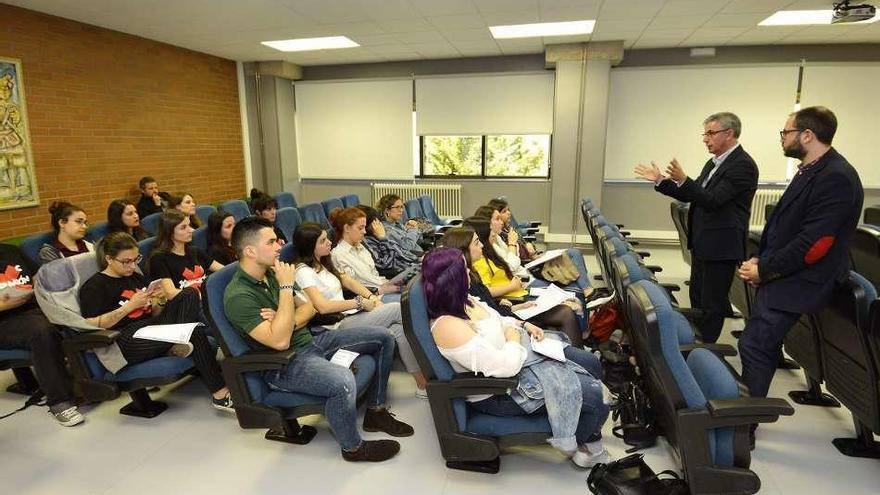 Emilio Fernández se dirije al alumnado en la Facultade de Ciencias Sociais. // G.S.