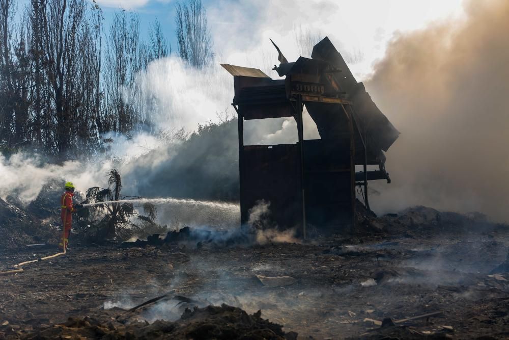 Gran incendio en una planta abandonada de reciclaje en Sollana