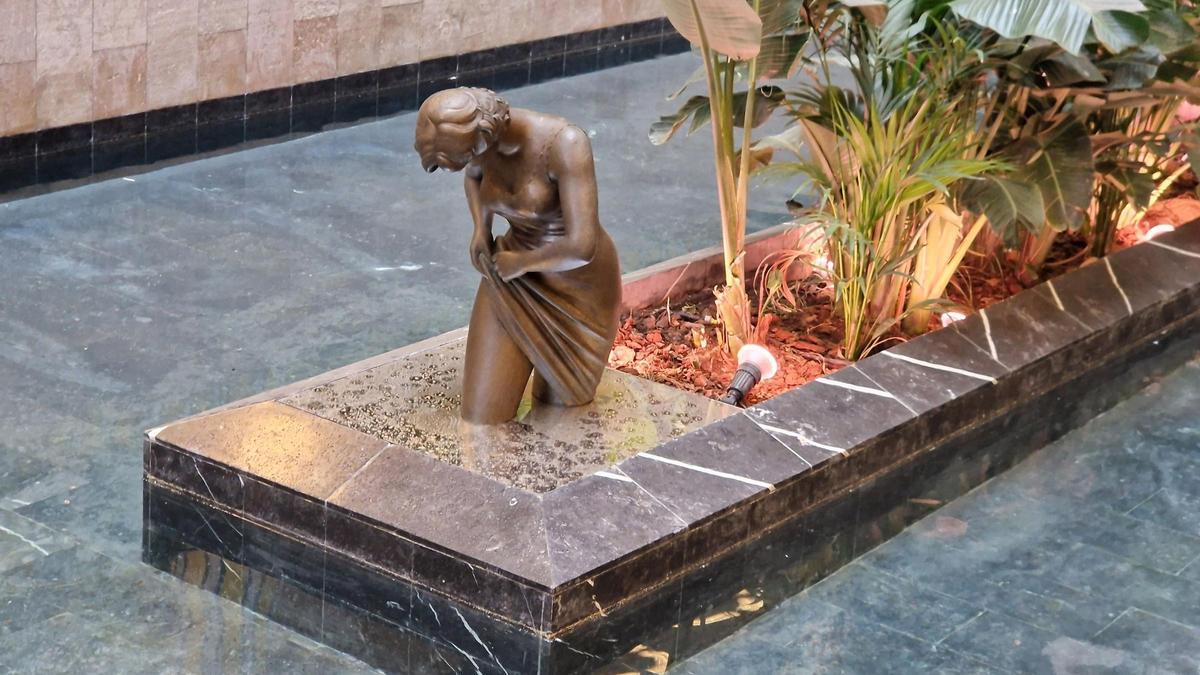 La estatua ya ha sido instalada de nuevo en la fuente del mercado de Colón.