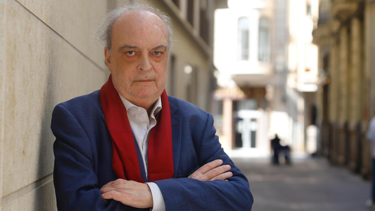 Enrique Vila-Matas, autor de "Canon de cámara oscura", este viernes en València.