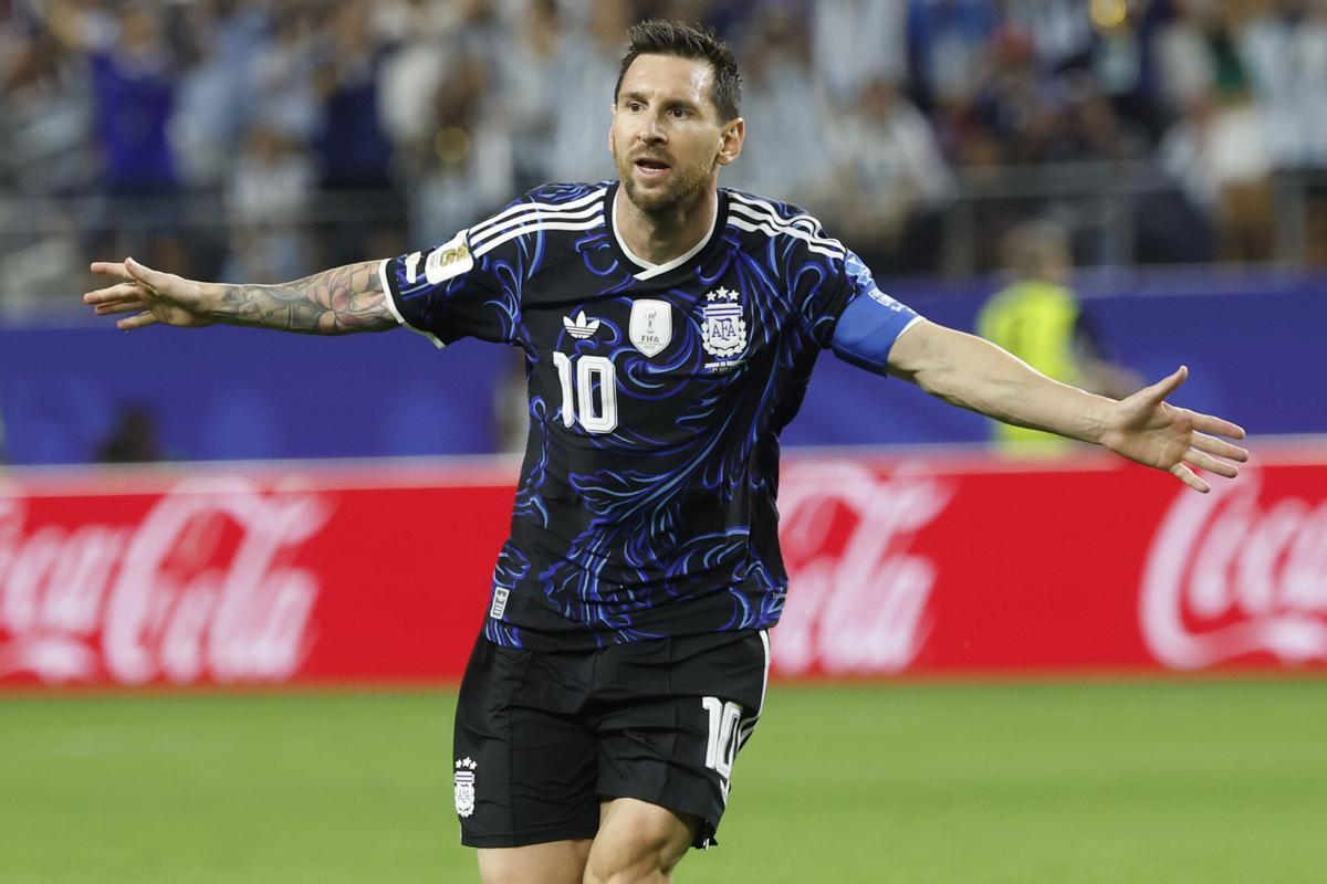 Leo Messi de Argentina celebra su gol a Jordania
