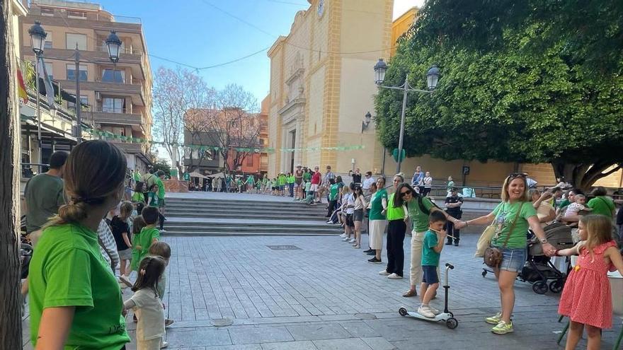 Cadena humana verda a Sant Vicent de suport al professorat