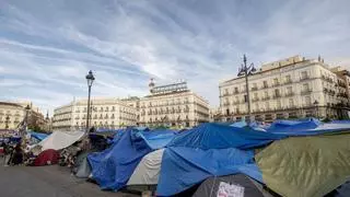 Los negocios de la Puerta del Sol, preocupados por la 'factura' tras una semana de acampada: "Hemos perdido hasta el 50% de ingresos"