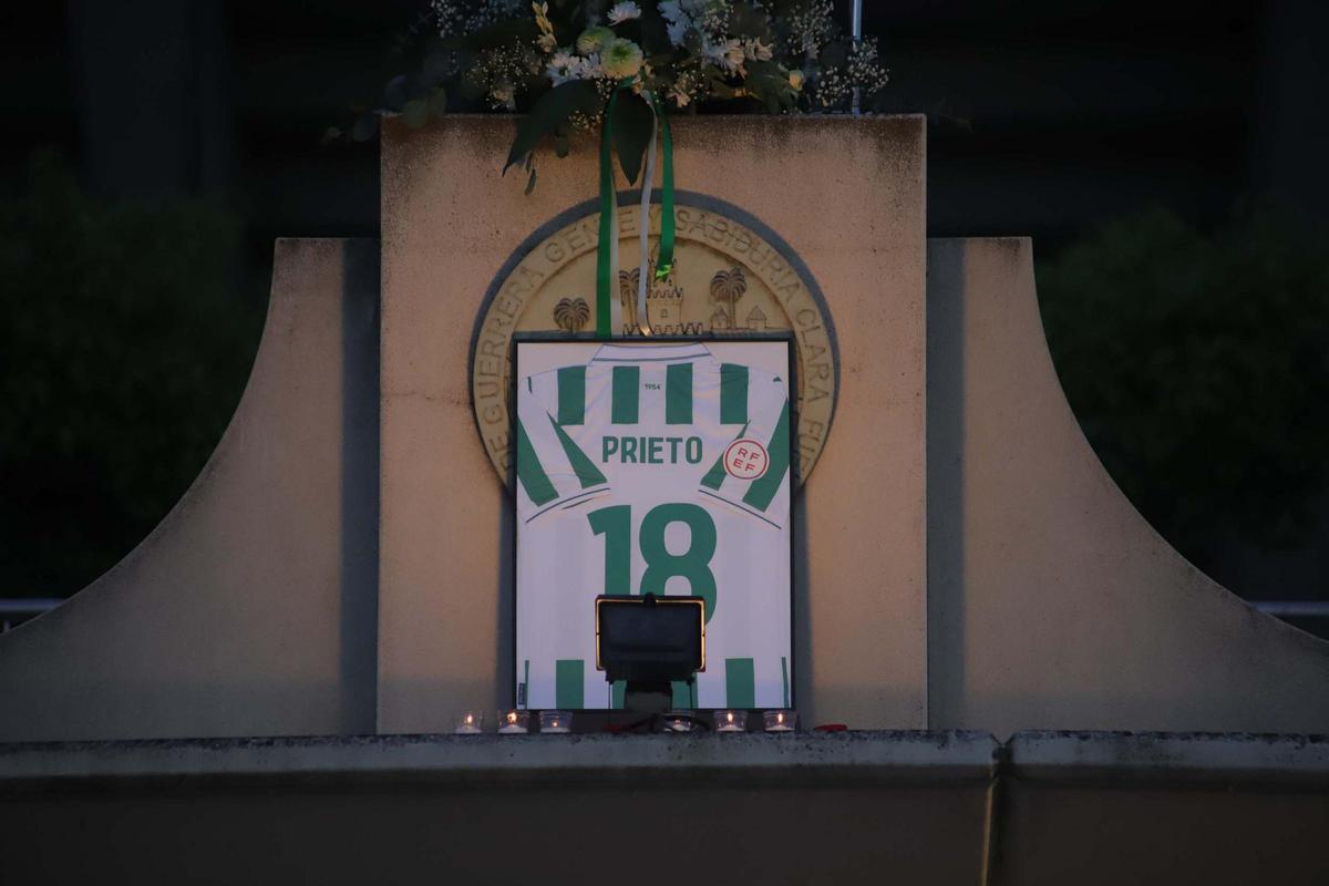 Homenaje a Álvaro Prieto en las puertas de El Arcángel