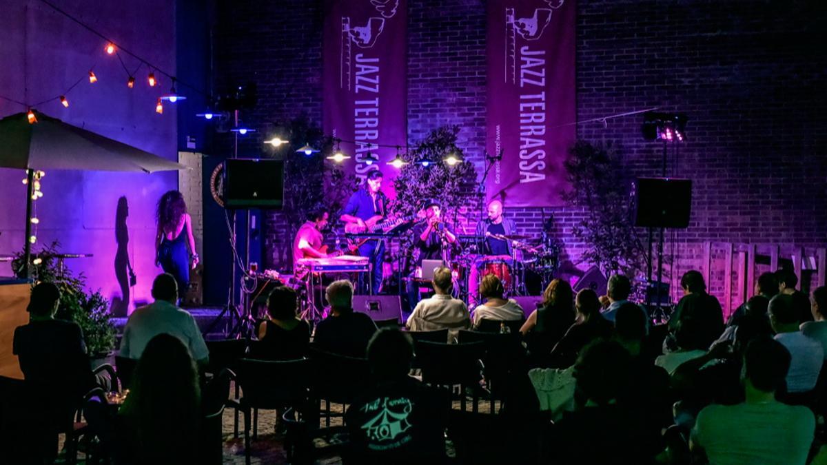 Concierto en el patio de la Nova Cava Jazz de Terrassa