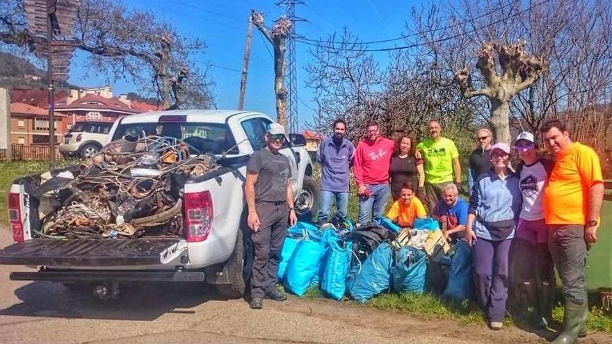 Vecinos del concejo de Salas recogen 300 kilos de basura del Nonaya